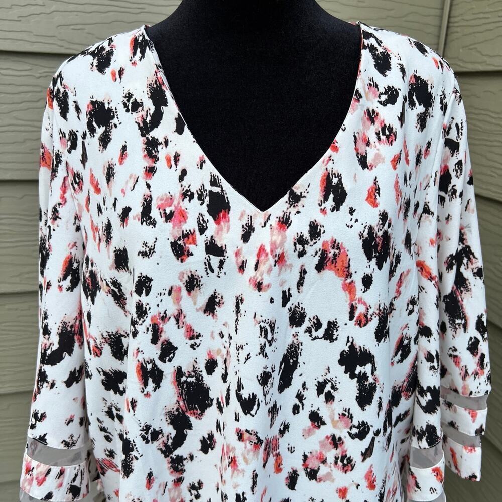 Women’s blouse, V neck, bell sleeves, Women's size 3X